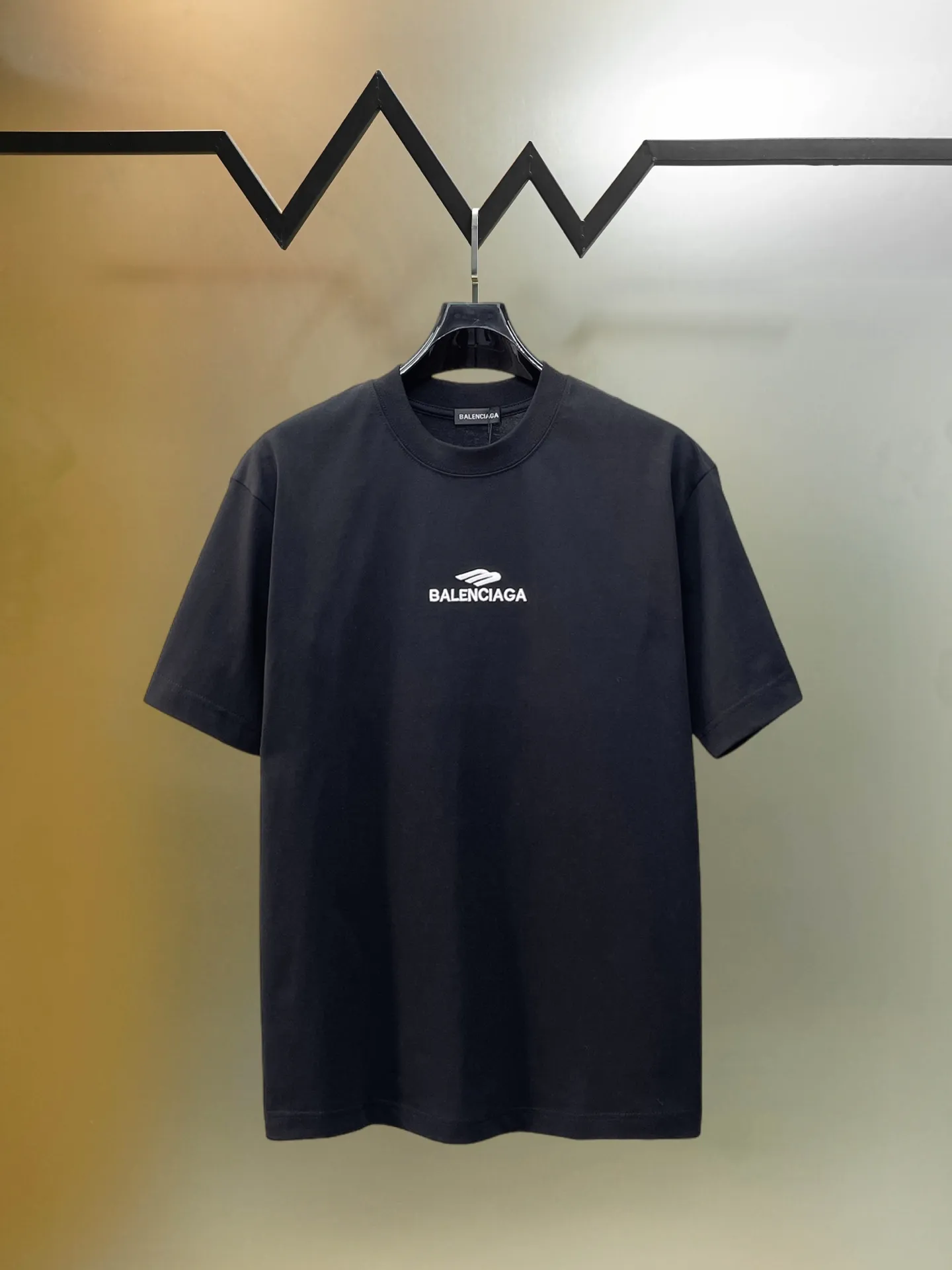 Balenciaga's high-end top-quality products 🐮2026 Spring and Summer New Arrival first counter, the latest New Arrival short-sleeved round neck T-shirt, Premium customized design, avant-garde and fashionable! Brand logo heavy craftsmanship design Premium customized 260g fabric. Soft to the touch. Comfortable to wear. Counter-level exquisite stitching. Fine workmanship. The upper body effect is incomparably handsome! A must-have item for men and women with the same style! Sizes: S~XXL When placing an order, please state your height and weight. The maximum wearing size is 210 pounds (one size larger)